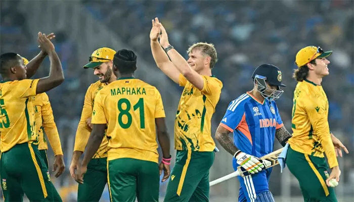 ആ മധുരപ്രതികാരം പ്രോട്ടീസ് പട അങ്ങ് വീട്ടി! ദക്ഷിണാഫ്രിക്കന് ബൗളിങ്ങിന് മുന്നില് നിലയുറപ്പിക്കാനാകാതെ ഇന്ത്യന് ബാറ്റിങ്ങ് നിര; സൂപ്പര് എട്ടിലെ ആദ്യ പോരാട്ടത്തില് ഇന്ത്യക്ക് 76 റണ്സിന്റെ കൂറ്റന് തോല്വി; നാല് വിക്കറ്റുമായി തിളങ്ങി മാര്ക്കോ ജാന്സന്; ഇനിയുള്ള രണ്ട് മത്സരങ്ങളും ഇന്ത്യക്ക് നിര്ണ്ണായകം ആ മധുരപ്രതികാരം പ്രോട്ടീസ് പട അങ്ങ് വീട്ടി! ദക്ഷിണാഫ്രിക്കന് ബൗളിങ്ങിന് മുന്നില് നിലയുറപ്പിക്കാനാകാതെ ഇന്ത്യന് ബാറ്റിങ്ങ് നിര; സൂപ്പര് എട്ടിലെ ആദ്യ പോരാട്ടത്തില് ഇന്ത്യക്ക് 76 റണ്സിന്റെ കൂറ്റന് തോല്വി; നാല് വിക്കറ്റുമായി തിളങ്ങി മാര്ക്കോ ജാന്സന്; ഇനിയുള്ള രണ്ട് മത്സരങ്ങളും ഇന്ത്യക്ക് നിര്ണ്ണായകം