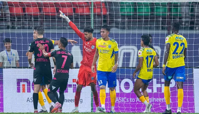 കൊച്ചിയില് മഞ്ഞപ്പടയെ ഞെട്ടിച്ച് ചാംഗ്തെ; ബ്ലാസ്റ്റേഴ്സിന് തുടര്ച്ചയായ രണ്ടാം തോല്വി; മുംബൈ സിറ്റിയോട് വീണത് സ്വന്തം കാണികള്ക്ക് മുന്നില് കൊച്ചിയില് മഞ്ഞപ്പടയെ ഞെട്ടിച്ച് ചാംഗ്തെ; ബ്ലാസ്റ്റേഴ്സിന് തുടര്ച്ചയായ രണ്ടാം തോല്വി; മുംബൈ സിറ്റിയോട് വീണത് സ്വന്തം കാണികള്ക്ക് മുന്നില്