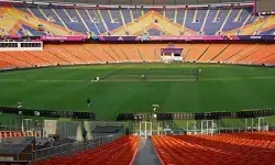 കറുത്ത മണ്ണിലൊരുക്കിയ പിച്ചില് റണ്ണൊഴുകുമോ? പുല്ല് പൂര്ണമായും നീക്കം ചെയ്തു; സ്പിന്നര്മാരേക്കാള് പിന്തുണ ലഭിക്കുക പേസര്മാര്ക്കോ? അഹമ്മദാബാദിലേത് ബാറ്റിങ്ങിന് അനുകൂലമായ വിക്കറ്റെന്ന് മുന് താരങ്ങള്; ഇന്ത്യന് ടീമില് മാറ്റത്തിന് സാധ്യത; ദക്ഷിണാഫ്രിക്കയ്ക്കും പ്രതീക്ഷ കറുത്ത മണ്ണിലൊരുക്കിയ പിച്ചില് റണ്ണൊഴുകുമോ? പുല്ല് പൂര്ണമായും നീക്കം ചെയ്തു; സ്പിന്നര്മാരേക്കാള് പിന്തുണ ലഭിക്കുക പേസര്മാര്ക്കോ? അഹമ്മദാബാദിലേത് ബാറ്റിങ്ങിന് അനുകൂലമായ വിക്കറ്റെന്ന് മുന് താരങ്ങള്; ഇന്ത്യന് ടീമില് മാറ്റത്തിന് സാധ്യത; ദക്ഷിണാഫ്രിക്കയ്ക്കും പ്രതീക്ഷ