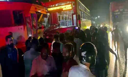 കുന്നംകുളത്ത് കെഎസ്ആർടിസി സൂപ്പർഫാസ്റ്റ് ബസുകൾ കൂട്ടിയിടിച്ച് അപകടം; 20 യാത്രക്കാർക്ക് പരിക്ക്