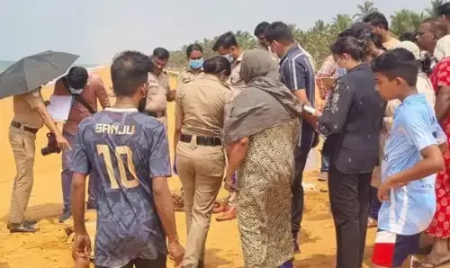 കൈവിരലില്‍ വോട്ട് രേഖപ്പെടുത്തിയ മഷിയും കഴുത്തില്‍ കൊന്തയും; കൊലപാതകം ആകാനുള്ള സാധ്യത ഏറെ; വേളി തീരക്കടലില്‍ സ്ത്രീയുടെ മൃതദേഹം കണ്ടെത്തിയതില്‍ ദുരൂഹത