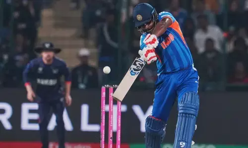 മധ്യ ഓവറുകളിൽ ഇന്ത്യ വിയർക്കും; നെറ്റ്സിലെ ബാറ്റിങും സമ്മർദ്ദഘട്ടത്തിലെ മത്സരവും വ്യത്യസ്തം; ഫോം പരിഗണിക്കാതെ സഞ്ജുവിനെ ടീമിൽ ഉൾപ്പെടുത്തണമെന്ന് മുൻ താരം