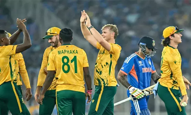 ആ മധുരപ്രതികാരം പ്രോട്ടീസ് പട അങ്ങ് വീട്ടി! ദക്ഷിണാഫ്രിക്കന് ബൗളിങ്ങിന് മുന്നില് നിലയുറപ്പിക്കാനാകാതെ ഇന്ത്യന് ബാറ്റിങ്ങ് നിര; സൂപ്പര് എട്ടിലെ ആദ്യ പോരാട്ടത്തില് ഇന്ത്യക്ക് 76 റണ്സിന്റെ കൂറ്റന് തോല്വി; നാല് വിക്കറ്റുമായി തിളങ്ങി മാര്ക്കോ ജാന്സന്; ഇനിയുള്ള രണ്ട് മത്സരങ്ങളും ഇന്ത്യക്ക് നിര്ണ്ണായകം ആ മധുരപ്രതികാരം പ്രോട്ടീസ് പട അങ്ങ് വീട്ടി! ദക്ഷിണാഫ്രിക്കന് ബൗളിങ്ങിന് മുന്നില് നിലയുറപ്പിക്കാനാകാതെ ഇന്ത്യന് ബാറ്റിങ്ങ് നിര; സൂപ്പര് എട്ടിലെ ആദ്യ പോരാട്ടത്തില് ഇന്ത്യക്ക് 76 റണ്സിന്റെ കൂറ്റന് തോല്വി; നാല് വിക്കറ്റുമായി തിളങ്ങി മാര്ക്കോ ജാന്സന്; ഇനിയുള്ള രണ്ട് മത്സരങ്ങളും ഇന്ത്യക്ക് നിര്ണ്ണായകം