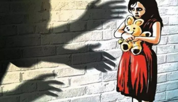 ഏഴാം ക്ലാസുകാരിയെ ബലാത്സംഗത്തിന് ഇരയാക്കിയത് ഏകദേശം ഒരു വര്ഷത്തോളം; പുറത്തുപറഞ്ഞാല് കൊല്ലുമെന്ന ഭീഷണിയും; നാല് അധ്യാപകരും സ്കൂള് ജീവനക്കാരനും പോലീസ് വലയിൽ കുടുങ്ങി ഏഴാം ക്ലാസുകാരിയെ ബലാത്സംഗത്തിന് ഇരയാക്കിയത് ഏകദേശം ഒരു വര്ഷത്തോളം; പുറത്തുപറഞ്ഞാല് കൊല്ലുമെന്ന ഭീഷണിയും; നാല് അധ്യാപകരും സ്കൂള് ജീവനക്കാരനും പോലീസ് വലയിൽ കുടുങ്ങി