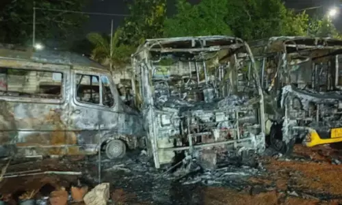 ആളുകൾ ഓടിയെത്തിയപ്പോൾ കണ്ടത് കത്തിച്ചാമ്പലായ മൂന്ന് വണ്ടികൾ; ചെങ്കോട്ടുകോണത്ത് വൻ തീപിടുത്തം; മൂന്ന് സ്‌കൂൾ ബസുകൾ തീഗോളമായി; പിന്നിലെ കാരണം വ്യക്തമല്ല