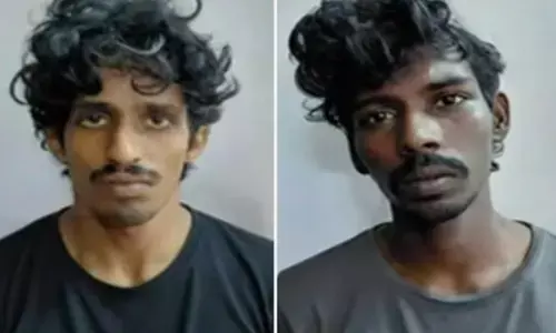 ഒരു ബൈക്കിന്റെ ലോക്ക് പൊട്ടിച്ച് പുറത്തിറക്കി; സെക്യൂരിറ്റി കാര്യം തിരക്കിയപ്പോൾ പെട്രോൾ തീർന്നെന്ന് മറുപടി; വാഹനം പൊളിച്ചുവിറ്റ വിരുതന്മാരെ പൊക്കി പോലീസ്