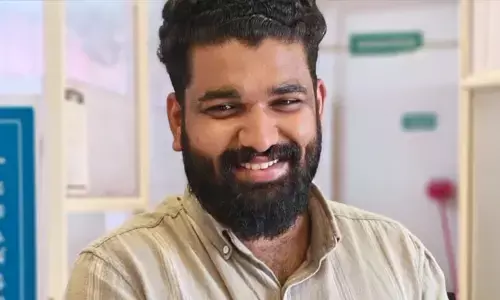 മാങ്ങയണ്ടി തൊണ്ടയിൽ കുടുങ്ങി അഞ്ചു വയസ്സുകാരന് ശ്വാസംമുട്ടി; സമയോചിതമായ ഇടപെടലിലൂടെ കുരുന്നിന് പുനർജന്മം; യുവഡോക്ടർക്ക് നാടിന്റെ അഭിനന്ദന പ്രവാഹം മാങ്ങയണ്ടി തൊണ്ടയിൽ കുടുങ്ങി അഞ്ചു വയസ്സുകാരന് ശ്വാസംമുട്ടി; സമയോചിതമായ ഇടപെടലിലൂടെ കുരുന്നിന് പുനർജന്മം; യുവഡോക്ടർക്ക് നാടിന്റെ അഭിനന്ദന പ്രവാഹം