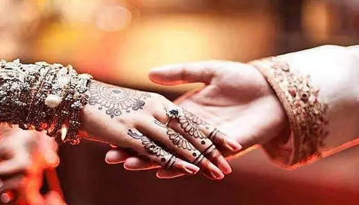 വിവാഹ ചടങ്ങുകള്ക്കു ശേഷം ഭര്തൃഗൃഹത്തിലേക്ക് പോകവെ തോക്ക് ചൂണ്ടി നവവധുവിനെ തട്ടിക്കൊണ്ടു പോയി; കാമുകനൊപ്പം ചേര്ന്ന് പദ്ധതിയൊരുക്കിയത് യുവതി: വരന്റെ പരാതിയില് കേസെടുത്ത് പോലിസ് വിവാഹ ചടങ്ങുകള്ക്കു ശേഷം ഭര്തൃഗൃഹത്തിലേക്ക് പോകവെ തോക്ക് ചൂണ്ടി നവവധുവിനെ തട്ടിക്കൊണ്ടു പോയി; കാമുകനൊപ്പം ചേര്ന്ന് പദ്ധതിയൊരുക്കിയത് യുവതി: വരന്റെ പരാതിയില് കേസെടുത്ത് പോലിസ്