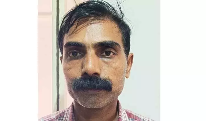 കൗണ്സിലിംഗിനെത്തിയ 17 വയസുകാരിയെ വീട്ടില് വെച്ച് പീഡിപ്പിക്കാന് ശ്രമം; റിട്ട. അധ്യാപകനായ മോട്ടീവേഷന് സ്പീക്കര് പോക്സോ കേസില് റിമാന്ഡില് കൗണ്സിലിംഗിനെത്തിയ 17 വയസുകാരിയെ വീട്ടില് വെച്ച് പീഡിപ്പിക്കാന് ശ്രമം; റിട്ട. അധ്യാപകനായ മോട്ടീവേഷന് സ്പീക്കര് പോക്സോ കേസില് റിമാന്ഡില്