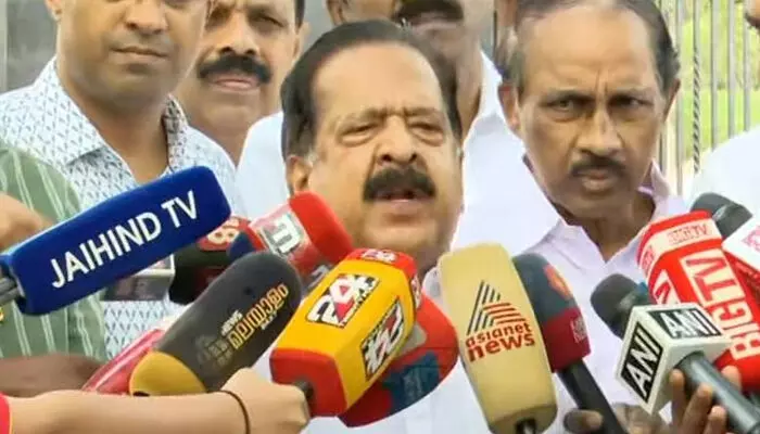 സ്വര്ണക്കൊള്ളയിലെ യഥാര്ഥ പ്രതി കടകംപള്ളി സുരേന്ദ്രന് ഇവിടെ വിലസുന്നു; വി എന് വാസവന് അന്യന് കളിക്കുന്നു; പി. രാജീവിന് സ്ഥലകാല വിഭ്രാന്തി; സര്ക്കാരിനെതിരെ വിമര്ശനവുമായി രമേശ് ചെന്നിത്തല സ്വര്ണക്കൊള്ളയിലെ യഥാര്ഥ പ്രതി കടകംപള്ളി സുരേന്ദ്രന് ഇവിടെ വിലസുന്നു; വി എന് വാസവന് അന്യന് കളിക്കുന്നു; പി. രാജീവിന് സ്ഥലകാല വിഭ്രാന്തി; സര്ക്കാരിനെതിരെ വിമര്ശനവുമായി രമേശ് ചെന്നിത്തല