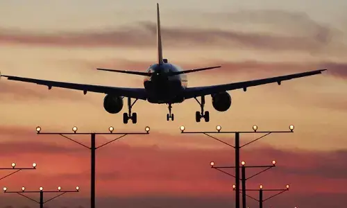 വിമാനം പറന്നുയര്‍ന്ന ഉടന്‍ എന്‍ജിനില്‍ തീപ്പൊരിയും പുകയും; ഡല്‍ഹിയില്‍നിന്ന് ലേയിലേക്ക് പുറപ്പെട്ട സ്പൈസ് ജെറ്റ് വിമാനം അടിയന്തരമായി തിരിച്ചിറക്കി