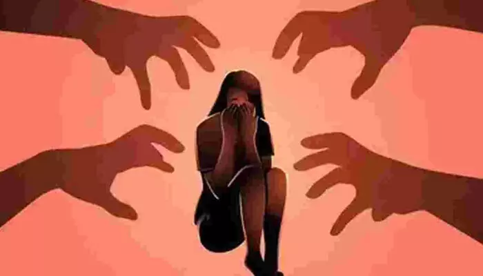 കത്തി കാണിച്ച് ഭീഷണിപ്പെടുത്തി യുവതിയെ ആണ്സുഹൃത്തിന് മുന്നിലിട്ട് കൂട്ടബലാത്സംഗം ചെയ്തു; അക്കൗണ്ടില് നിന്നും പണം തട്ടിയെടുത്ത് ഏഴംഗ സംഘം: രണ്ടു പേര് അറസ്റ്റില് കത്തി കാണിച്ച് ഭീഷണിപ്പെടുത്തി യുവതിയെ ആണ്സുഹൃത്തിന് മുന്നിലിട്ട് കൂട്ടബലാത്സംഗം ചെയ്തു; അക്കൗണ്ടില് നിന്നും പണം തട്ടിയെടുത്ത് ഏഴംഗ സംഘം: രണ്ടു പേര് അറസ്റ്റില്