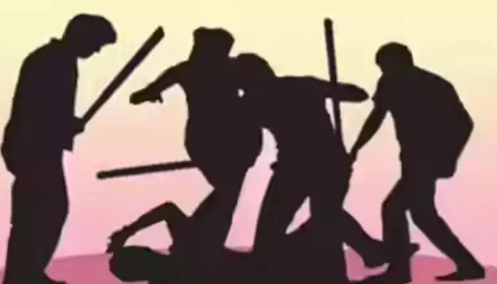 പ്രണയ വിവാഹത്തിന് കൂട്ടു നിന്നു; മധ്യവയസ്ക്കന്റെ കാല് കല്ലുകൊണ്ട് അടിച്ച് തകര്ത്ത് യുവതിയുടെ ബന്ധുക്കള് പ്രണയ വിവാഹത്തിന് കൂട്ടു നിന്നു; മധ്യവയസ്ക്കന്റെ കാല് കല്ലുകൊണ്ട് അടിച്ച് തകര്ത്ത് യുവതിയുടെ ബന്ധുക്കള്