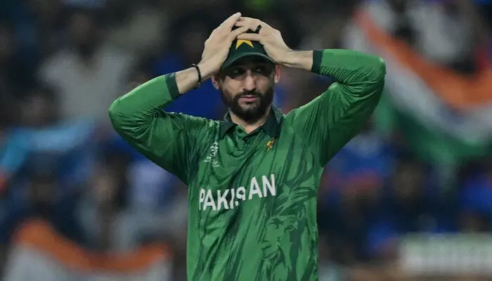 ഇംഗ്ലണ്ടിനോട് തോറ്റതോടെ സെമി സാധ്യതകൾ തുലാസിൽ; ടി20 ലോകകപ്പിൽ പാകിസ്ഥാന്റെ വിധി ഇനി ന്യൂസിലൻഡ്-ശ്രീലങ്ക മത്സരഫലത്തെയും നെറ്റ് റൺറേറ്റിനെയും ആശ്രയിച്ച് ഇംഗ്ലണ്ടിനോട് തോറ്റതോടെ സെമി സാധ്യതകൾ തുലാസിൽ; ടി20 ലോകകപ്പിൽ പാകിസ്ഥാന്റെ വിധി ഇനി ന്യൂസിലൻഡ്-ശ്രീലങ്ക മത്സരഫലത്തെയും നെറ്റ് റൺറേറ്റിനെയും ആശ്രയിച്ച്