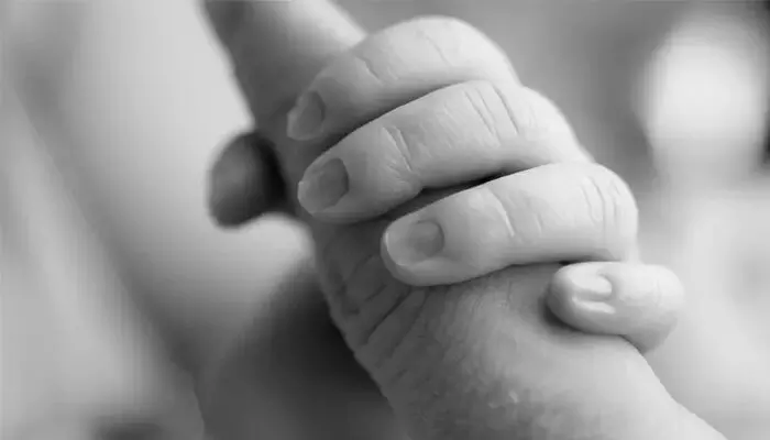 ഐ.വി ഡ്രിപ് നീക്കം ചെയ്യുന്നതിനിടെ ആറ് മാസം പ്രായമുള്ള കുഞ്ഞിന്റെ വിരലറ്റു; പൊലീസ് കേസെടുത്തു ഐ.വി ഡ്രിപ് നീക്കം ചെയ്യുന്നതിനിടെ ആറ് മാസം പ്രായമുള്ള കുഞ്ഞിന്റെ വിരലറ്റു; പൊലീസ് കേസെടുത്തു