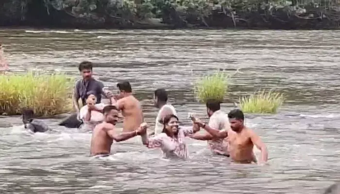 ജലനിരപ്പ് പെട്ടെന്ന് ഉയര്ന്നു: അതിരപ്പിള്ളിയില് വിനോദസഞ്ചാരികള് പുഴയില് കുടുങ്ങി ജലനിരപ്പ് പെട്ടെന്ന് ഉയര്ന്നു: അതിരപ്പിള്ളിയില് വിനോദസഞ്ചാരികള് പുഴയില് കുടുങ്ങി