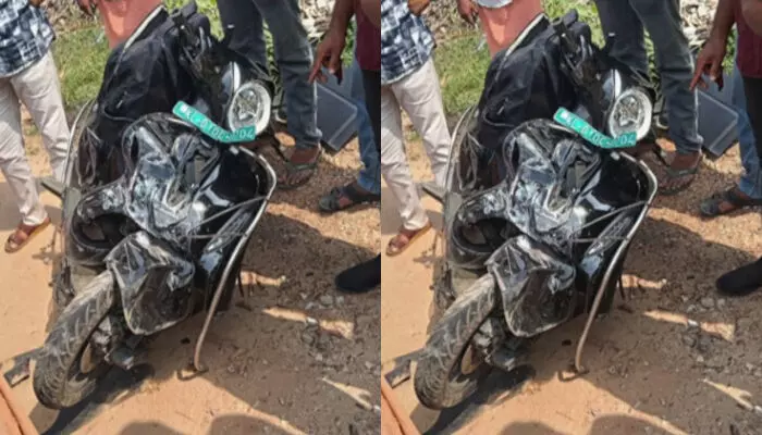 അച്ഛനും മകനും സഞ്ചരിച്ച സ്കൂട്ടർ ലോറിയുമായി കൂട്ടിയിടിച്ച് അപകടം; പിതാവിന് ദാരുണാന്ത്യം; മകനെ ഗുരുതര പരിക്കോടെ ആശുപത്രിയിൽ പ്രവേശിപ്പിച്ചു അച്ഛനും മകനും സഞ്ചരിച്ച സ്കൂട്ടർ ലോറിയുമായി കൂട്ടിയിടിച്ച് അപകടം; പിതാവിന് ദാരുണാന്ത്യം; മകനെ ഗുരുതര പരിക്കോടെ ആശുപത്രിയിൽ പ്രവേശിപ്പിച്ചു