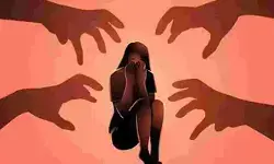 കത്തി കാണിച്ച് ഭീഷണിപ്പെടുത്തി യുവതിയെ ആണ്‍സുഹൃത്തിന് മുന്നിലിട്ട് കൂട്ടബലാത്സംഗം ചെയ്തു; അക്കൗണ്ടില്‍ നിന്നും പണം തട്ടിയെടുത്ത് ഏഴംഗ സംഘം: രണ്ടു പേര്‍ അറസ്റ്റില്‍