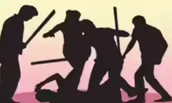 പ്രണയ വിവാഹത്തിന് കൂട്ടു നിന്നു; മധ്യവയസ്‌ക്കന്റെ കാല്‍ കല്ലുകൊണ്ട് അടിച്ച് തകര്‍ത്ത് യുവതിയുടെ ബന്ധുക്കള്‍