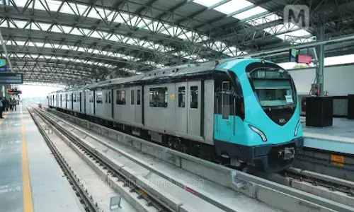 ട്രെയിന്‍ തകരാറിലായി; കൊച്ചി  മെട്രോ ഗതാഗതം തടസ്സപ്പെട്ടു