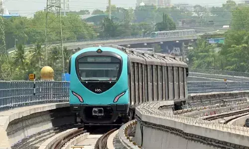 സാങ്കേതിക തകരാര്‍ പരിഹരിച്ചു; കൊച്ചി മെട്രോ സര്‍വീസ് സാധാരണനിലയില്‍; തകരാറിലായ ട്രെയിന്‍ മറ്റൊരു ട്രെയിനില്‍ കെട്ടിവലിച്ച് മുട്ടം യാര്‍ഡിലേക്ക് മാറ്റി