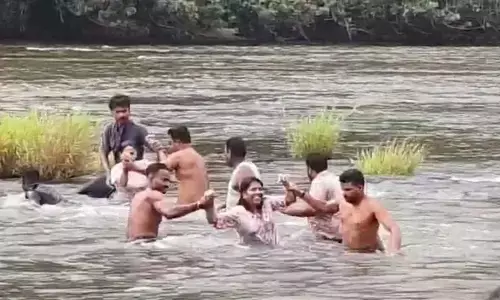 ജലനിരപ്പ് പെട്ടെന്ന് ഉയര്‍ന്നു: അതിരപ്പിള്ളിയില്‍ വിനോദസഞ്ചാരികള്‍ പുഴയില്‍ കുടുങ്ങി