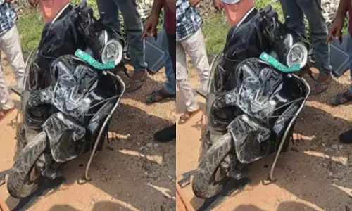 അച്ഛനും മകനും സഞ്ചരിച്ച സ്‌കൂട്ടർ ലോറിയുമായി കൂട്ടിയിടിച്ച് അപകടം; പിതാവിന് ദാരുണാന്ത്യം; മകനെ ഗുരുതര പരിക്കോടെ ആശുപത്രിയിൽ പ്രവേശിപ്പിച്ചു