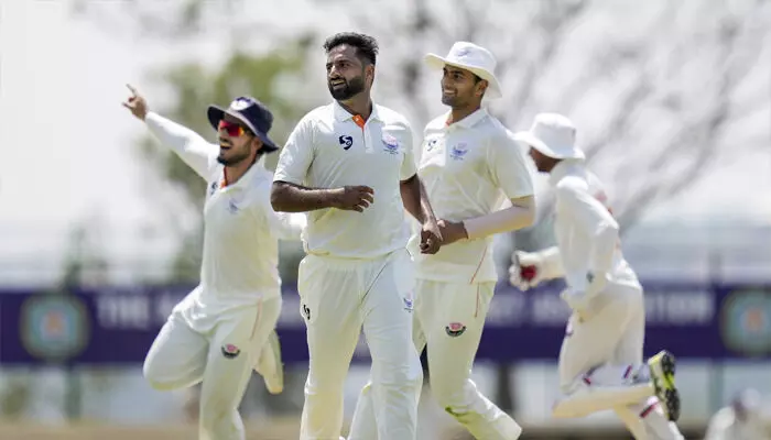 കെ.എൽ രാഹുലിന്റെ കൂടാരത്തിലെത്തിച്ചു; പിന്നാലെ കരുൺ നായരുടെ കുറ്റി തെറിച്ചു; കർണാടകയുടെ നട്ടെല്ലൊടിച്ച് ആഖിബ് നബി; അപരാജിത സെഞ്ചുറിയുമായി മായങ്ക് അഗർവാൾ; രഞ്ജി ഫൈനലിൽ ജമ്മു കശ്മീർ ശക്തമായ നിലയിൽ കെ.എൽ രാഹുലിന്റെ കൂടാരത്തിലെത്തിച്ചു; പിന്നാലെ കരുൺ നായരുടെ കുറ്റി തെറിച്ചു; കർണാടകയുടെ നട്ടെല്ലൊടിച്ച് ആഖിബ് നബി; അപരാജിത സെഞ്ചുറിയുമായി മായങ്ക് അഗർവാൾ; രഞ്ജി ഫൈനലിൽ ജമ്മു കശ്മീർ ശക്തമായ നിലയിൽ