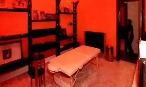 സെക്‌സ് ടോയ്‌സും നഗ്‌നരായ സ്ത്രീകളുടെ ചിത്രങ്ങളും; ജെഫ്രി എപ്സ്റ്റീന്റെ പാരിസിലെ ആഡംബര ഫ്‌ലാറ്റിന്റെ ചിത്രങ്ങള്‍ പുറത്ത്