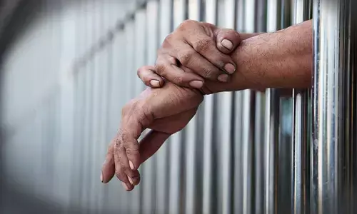 സ്‌കൂള്‍ വിദ്യാര്‍ഥികളായ ആണ്‍കുട്ടികളോട് ലൈംഗികാതിക്രമം; 72കാരന് മൂന്ന് വര്‍ഷം തടവും പിഴയും