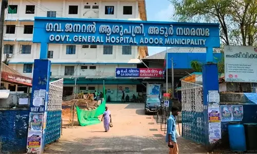 ചക്ക വീണ് ബോധം പോയി! ചക്ക വീണത് അത്യാഹിത വിഭാഗത്തിന് മുന്നില്‍ ആളുകള്‍ വരിയായി നില്‍ക്കുന്നത് കണ്ട് അല്‍പം ഒഴിഞ്ഞ് മാറി നടന്ന ഗംഗാധരന്റെ തലയില്‍; പത്തനംതിട്ട ജനറല്‍ ആശുപത്രിയില്‍ പ്ലാവും വില്ലന്‍