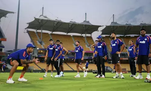 ചെപ്പോക്കിൽ മഞ്ഞുതടയാൻ അമേരിക്കൻ ഡ്യൂ ക്യുർ; ലോകകപ്പിൽ ഇന്ത്യ-സിംബാബ്‌വെ പോരാട്ടത്തിനൊരുങ്ങി ചെന്നൈ; ഗ്രൗണ്ടിൽ രാസമിശ്രിതം തളിച്ചു