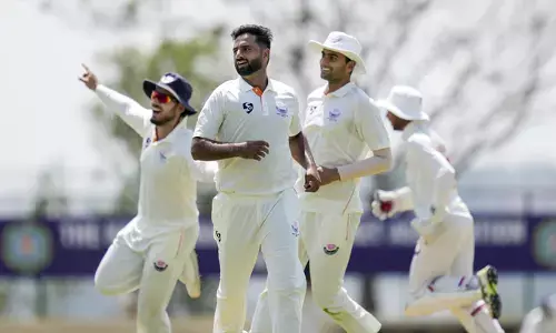 കെ.എൽ രാഹുലിന്റെ കൂടാരത്തിലെത്തിച്ചു; പിന്നാലെ കരുൺ നായരുടെ കുറ്റി തെറിച്ചു; കർണാടകയുടെ നട്ടെല്ലൊടിച്ച് ആഖിബ് നബി; അപരാജിത സെഞ്ചുറിയുമായി മായങ്ക് അഗർവാൾ; രഞ്ജി ഫൈനലിൽ ജമ്മു കശ്മീർ ശക്തമായ നിലയിൽ