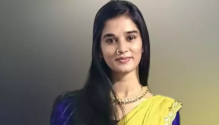 അനിയനെ നന്നായി നോക്കണം; ഐ ലവ് യു അമ്മ; കുവൈത്തിലുള്ള അമ്മയ്ക്ക് ശബ്ദ സന്ദേശം അയച്ച ശേഷം വിദ്യാര്ത്ഥിനിയായ യൂട്യൂബര് തൂങ്ങിമരിച്ചു; ആത്മഹത്യയ്ക്ക് കാരണം പ്രണയബന്ധത്തിലെ തകര്ച്ച അനിയനെ നന്നായി നോക്കണം; ഐ ലവ് യു അമ്മ; കുവൈത്തിലുള്ള അമ്മയ്ക്ക് ശബ്ദ സന്ദേശം അയച്ച ശേഷം വിദ്യാര്ത്ഥിനിയായ യൂട്യൂബര് തൂങ്ങിമരിച്ചു; ആത്മഹത്യയ്ക്ക് കാരണം പ്രണയബന്ധത്തിലെ തകര്ച്ച