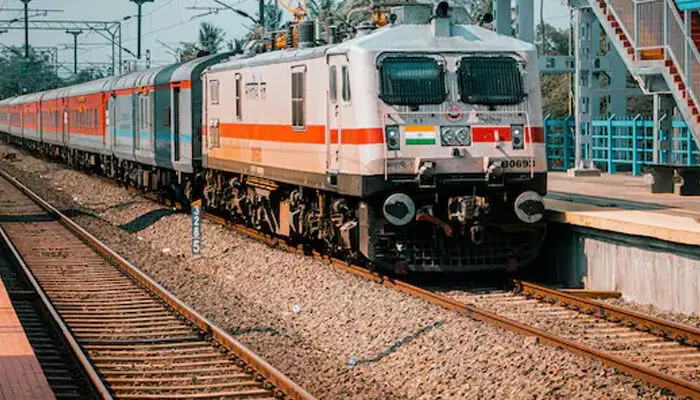 പാലക്കാട്-കണ്ണൂര് എക്സ്പ്രസ് അടക്കം ആറു തീവണ്ടികള് സ്ഥിരപ്പെടുത്തി; കൊല്ലം-എറണാകുളം സ്പെഷ്യല് ഇനി കൊല്ലം-എറണാകുളം മെമുവായി ഓടും പാലക്കാട്-കണ്ണൂര് എക്സ്പ്രസ് അടക്കം ആറു തീവണ്ടികള് സ്ഥിരപ്പെടുത്തി; കൊല്ലം-എറണാകുളം സ്പെഷ്യല് ഇനി കൊല്ലം-എറണാകുളം മെമുവായി ഓടും