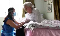 കെയറര്‍മാര്‍ക്ക് പിആര്‍ നിഷേധിക്കുന്നതിനെതിരെ രംഗത്തിറങ്ങി ബ്രിട്ടീഷ് മാധ്യമങ്ങളും; കുടിയേറ്റ തൊഴിലാളികള്‍ക്ക് നല്‍കിയ ഉറപ്പ് പാലിക്കാതെ അവരെ വഞ്ചിക്കുന്ന നടപടിയെന്നും വിമര്‍ശനം