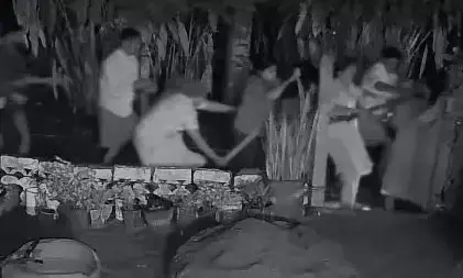 ഇടുക്കിയില്‍ വഴിത്തര്‍ക്കത്തെച്ചൊല്ലി കോണ്‍ഗ്രസ് നേതാവിന്റെ ഗുണ്ടായിസം; ഗേറ്റ് പൊളിച്ചതിന് സ്ത്രീകളെ തല്ലിച്ചതച്ചു; അഞ്ച് സ്ത്രീകള്‍ക്ക് പരിക്ക്