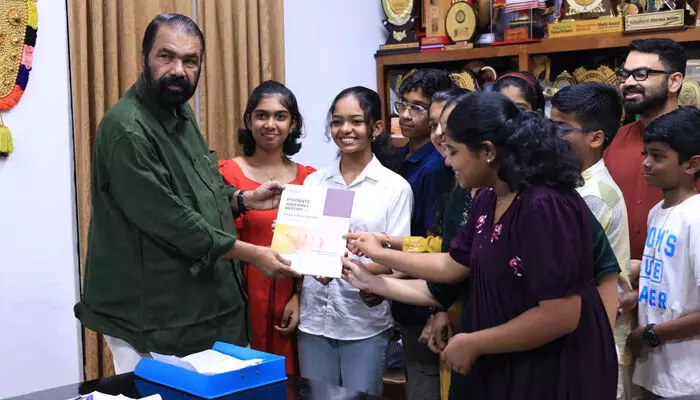 വേനലവധി മാറ്റേണ്ട: വിദ്യാഭ്യാസ മന്ത്രിക്ക് റിപ്പോര്ട്ട് സമര്പ്പിച്ച് ലീഡ് ഐഎഎസ് വിദ്യാര്ത്ഥികള് വേനലവധി മാറ്റേണ്ട: വിദ്യാഭ്യാസ മന്ത്രിക്ക് റിപ്പോര്ട്ട് സമര്പ്പിച്ച് ലീഡ് ഐഎഎസ് വിദ്യാര്ത്ഥികള്