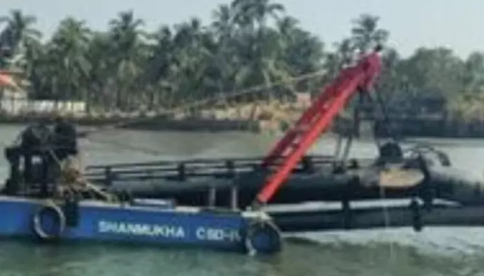 ബോട്ടിൽ കെട്ടിവലിച്ച് കൊണ്ടുപോവുകയായിരുന്ന മണ്ണുമാന്തി യന്ത്രം കടലില് മുങ്ങി; ജീവനക്കാര് ചാടി രക്ഷപെട്ടു; ഒഴിവായത് വൻ ദുരന്തം ബോട്ടിൽ കെട്ടിവലിച്ച് കൊണ്ടുപോവുകയായിരുന്ന മണ്ണുമാന്തി യന്ത്രം കടലില് മുങ്ങി; ജീവനക്കാര് ചാടി രക്ഷപെട്ടു; ഒഴിവായത് വൻ ദുരന്തം