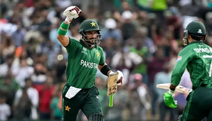 സെമിയിലെത്താന് വേണ്ടത് 65 റണ്സിന്റെ ജയം; ലങ്കക്കെതിരെ 213 റണ്സിന്റെ വിജയലക്ഷ്യം കുറിച്ച് പാക്കിസ്ഥാന്; സെഞ്ച്വറിയുമായി ഫര്ഹാന്; ഓപ്പണിങ് വിക്കറ്റ് കൂട്ടുകെട്ടില് ഫഖര് സമാന് ഒപ്പം 176 റണ്സിന്റെ റെക്കോര്ഡ് കൂട്ടുകെട്ടും സെമിയിലെത്താന് വേണ്ടത് 65 റണ്സിന്റെ ജയം; ലങ്കക്കെതിരെ 213 റണ്സിന്റെ വിജയലക്ഷ്യം കുറിച്ച് പാക്കിസ്ഥാന്; സെഞ്ച്വറിയുമായി ഫര്ഹാന്; ഓപ്പണിങ് വിക്കറ്റ് കൂട്ടുകെട്ടില് ഫഖര് സമാന് ഒപ്പം 176 റണ്സിന്റെ റെക്കോര്ഡ് കൂട്ടുകെട്ടും