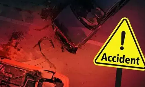 കോഴിക്കോട് നിര്‍ത്തിയിട്ട ലോറിയിലേക്ക് കാര്‍ ഇടിച്ചുകയറി അപകടം; മൂന്നു പേര്‍ മരിച്ചു: ഗുരുതരമായി പരിക്കേറ്റ രണ്ടുപേര്‍ ആശുപത്രിയില്‍