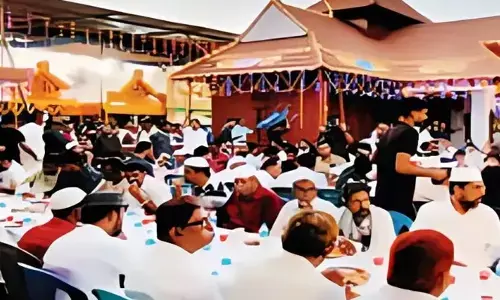 റംസാന്‍ വ്രതാനുഷ്ഠാനമുള്ളതിനാല്‍ അന്നദാനത്തില്‍ പങ്കെടുക്കാന്‍ കഴിഞ്ഞില്ല; മുസ്ലീം സഹോദരങ്ങള്‍ക്ക് ക്ഷേത്രമുറ്റത്ത് സമൂഹ നോമ്പുതുറയൊരുക്കി ക്ഷേത്രം അധികൃതര്‍