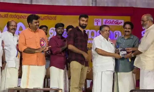 യുവകവി സാന് മാവിലയുടെ മൂന്നാമത്തെ കവിതാസമാഹാരമായ മാര്ജാരസരസന്മന്ത്രി സജി ചെറിയാന് പ്രകാശനം ചെയ്തു യുവകവി സാന് മാവിലയുടെ മൂന്നാമത്തെ കവിതാസമാഹാരമായ മാര്ജാരസരസന്മന്ത്രി സജി ചെറിയാന് പ്രകാശനം ചെയ്തു