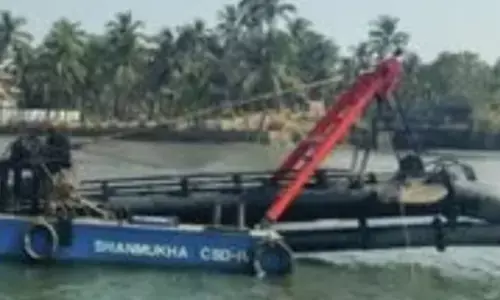 ബോട്ടിൽ കെട്ടിവലിച്ച് കൊണ്ടുപോവുകയായിരുന്ന മണ്ണുമാന്തി യന്ത്രം കടലില്‍ മുങ്ങി; ജീവനക്കാര്‍ ചാടി രക്ഷപെട്ടു; ഒഴിവായത് വൻ ദുരന്തം