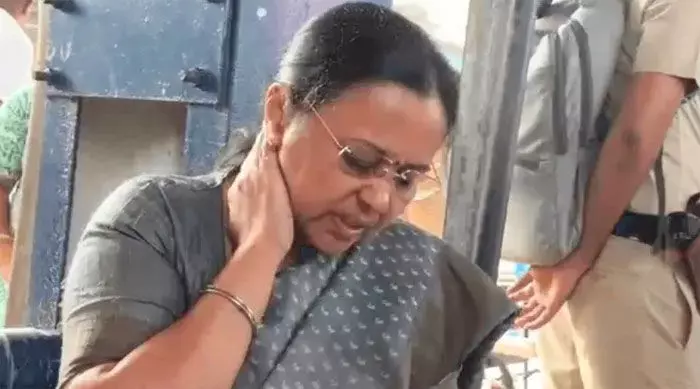 ഇരയെ പതുങ്ങിയിരുന്ന് ആക്രമിക്കുന്നതുപോലെ; കഴുത്തില് കോളറിട്ട് അഭിമുകം നല്കി മന്ത്രി വീണാ ജോര്ജ്; കെ.എസ്.യു പ്രതിഷേധത്തില് ഗൂഢാലോചനയെന്ന് മന്ത്രി ഇരയെ പതുങ്ങിയിരുന്ന് ആക്രമിക്കുന്നതുപോലെ; കഴുത്തില് കോളറിട്ട് അഭിമുകം നല്കി മന്ത്രി വീണാ ജോര്ജ്; കെ.എസ്.യു പ്രതിഷേധത്തില് ഗൂഢാലോചനയെന്ന് മന്ത്രി