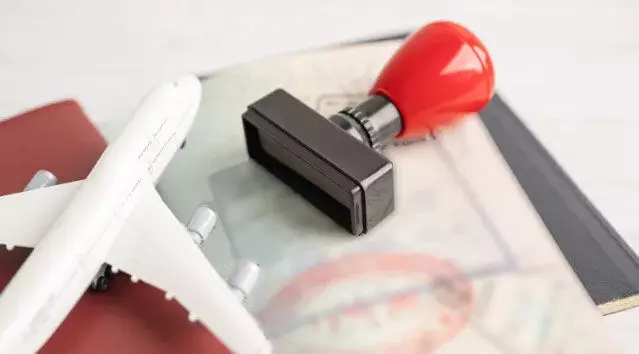 പശ്ചിമേഷ്യയില് വ്യോമാക്രമണങ്ങളും സുരക്ഷാ പ്രശ്നങ്ങളും രൂക്ഷം; ഇന്ത്യയില് കുടുങ്ങിക്കിടക്കുന്ന വിദേശ പൗരന്മാര്ക്ക് വിസ ഇളവ് നല്കും പശ്ചിമേഷ്യയില് വ്യോമാക്രമണങ്ങളും സുരക്ഷാ പ്രശ്നങ്ങളും രൂക്ഷം; ഇന്ത്യയില് കുടുങ്ങിക്കിടക്കുന്ന വിദേശ പൗരന്മാര്ക്ക് വിസ ഇളവ് നല്കും