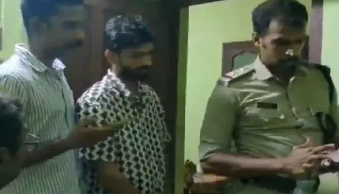 ആയുര്വേദ തൈലങ്ങളുടെ മറവില് ലഹരി വില്പ്പന; യുവാവ് പിടിയില് ആയുര്വേദ തൈലങ്ങളുടെ മറവില് ലഹരി വില്പ്പന; യുവാവ് പിടിയില്