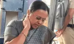 ഇരയെ പതുങ്ങിയിരുന്ന് ആക്രമിക്കുന്നതുപോലെ; കഴുത്തില് കോളറിട്ട് അഭിമുകം നല്കി മന്ത്രി വീണാ ജോര്ജ്; കെ.എസ്.യു പ്രതിഷേധത്തില് ഗൂഢാലോചനയെന്ന് മന്ത്രി ഇരയെ പതുങ്ങിയിരുന്ന് ആക്രമിക്കുന്നതുപോലെ; കഴുത്തില് കോളറിട്ട് അഭിമുകം നല്കി മന്ത്രി വീണാ ജോര്ജ്; കെ.എസ്.യു പ്രതിഷേധത്തില് ഗൂഢാലോചനയെന്ന് മന്ത്രി