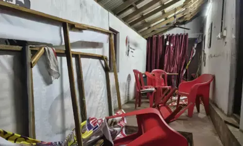 ഒരു പ്രതിഷേധ പ്രകടനത്തിനിടെ അതിരുവിട്ട പ്രവർത്തി; ആളില്ലാതിരുന്ന സിപിഎം ഓഫീസിലേക്ക് ഇരച്ചുകയറി കോൺഗ്രസ് പ്രവർത്തകർ; കലി കയറി കണ്ണിൽ കണ്ടതെല്ലാം അടിച്ചുതകർത്തു