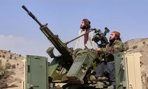 ജലാലാബാദില്‍ പാക്കിസ്ഥാന്‍ യുദ്ധവിമാനം വെടിവെച്ചിട്ടു; പൈലറ്റിനെ ജീവനോടെ പിടികൂടിയെന്നും അഫ്ഗാന്‍ സൈന്യം;  നിഷേധിച്ച് പാകിസ്ഥാന്‍; പ്രകോപനങ്ങള്‍ക്ക് കനത്ത തിരിച്ചടി നല്‍കുമെന്ന് അത്തൗല്ല തരാര്‍